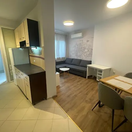 Center 2-br With Lovely Outdoor Area *