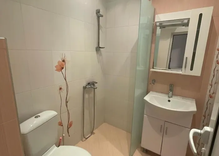 Center 2-br With Lovely Outdoor Area