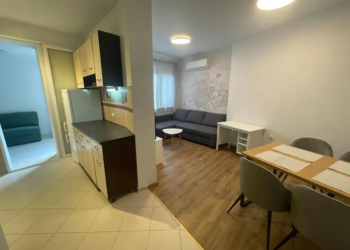 Center 2-br With Lovely Outdoor Area *