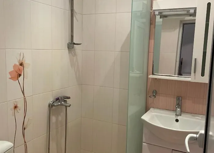 Center 2-br With Lovely Outdoor Area *