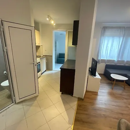 Center 2-br With Lovely Outdoor Area Apartment *