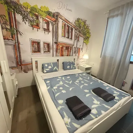 Apartment Center 2-br With Lovely Outdoor Area *