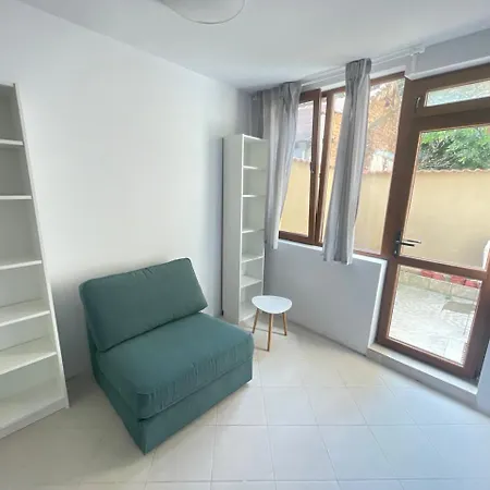 Center 2-br With Lovely Outdoor Area Apartment *