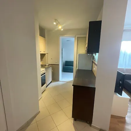 Apartment Center 2-br With Lovely Outdoor Area *