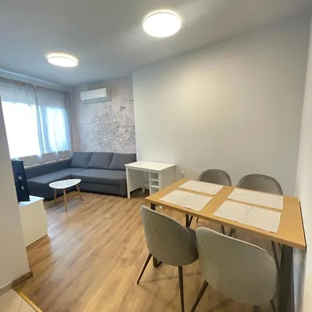 Apartment Center 2-br With Lovely Outdoor Area