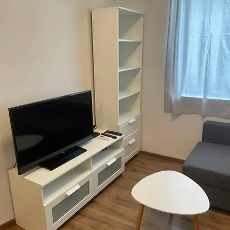 Center 2-br With Lovely Outdoor Area Apartment *