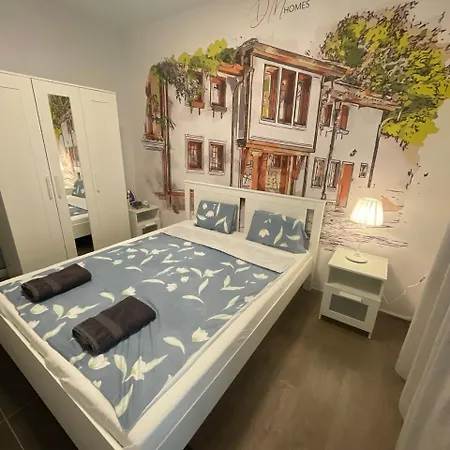 Apartment Center 2-br With Lovely Outdoor Area *