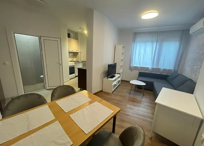 Center 2-br With Lovely Outdoor Area 公寓