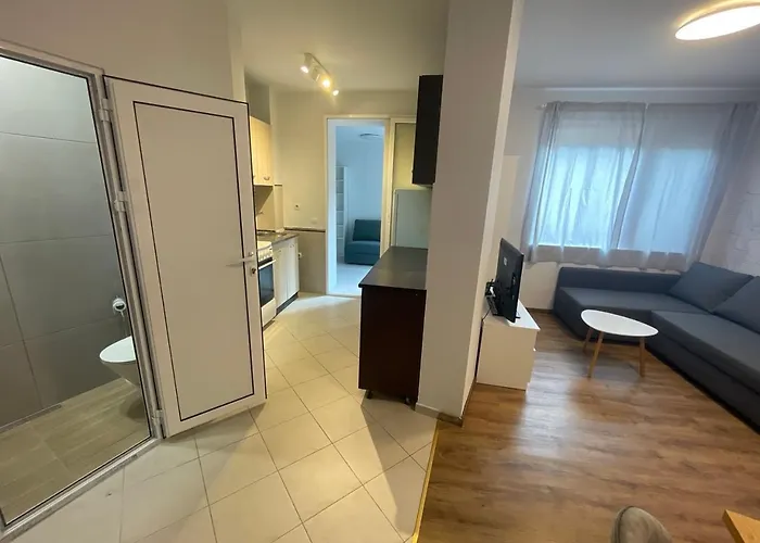 Center 2-br With Lovely Outdoor Area 公寓 *