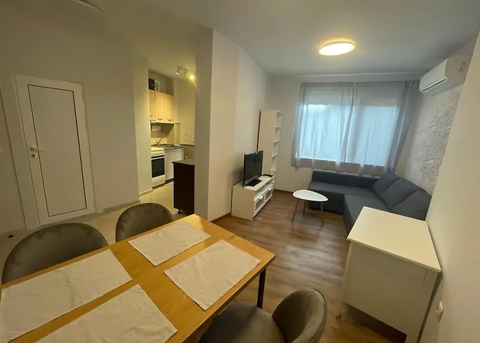 Center 2-br With Lovely Outdoor Area 公寓