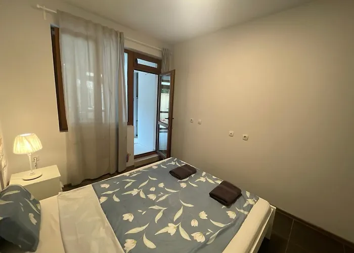 Center 2-br With Lovely Outdoor Area